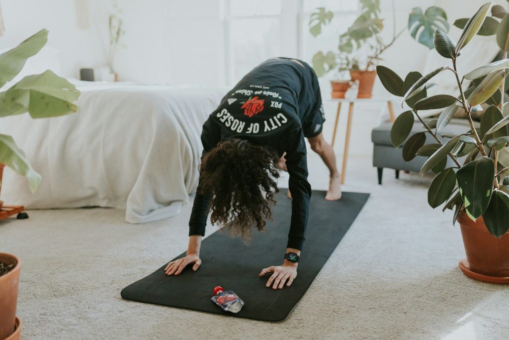 Exercices simples pour prévenir le mal de dos à la maison