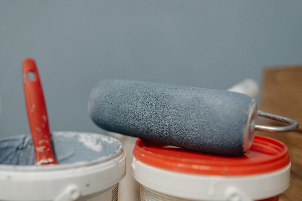 Peinture intérieure : eau ou solvant, comment choisir