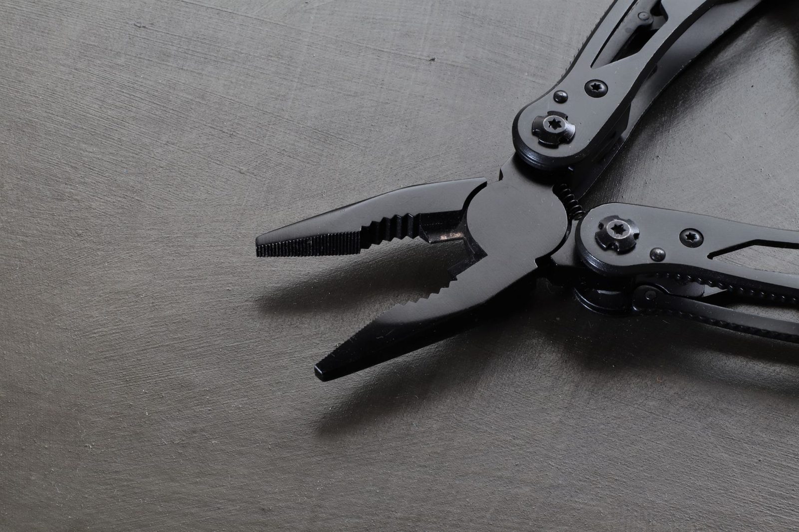Illustration : Outils multifonctions pour petit bricolage — guide 2024–2026