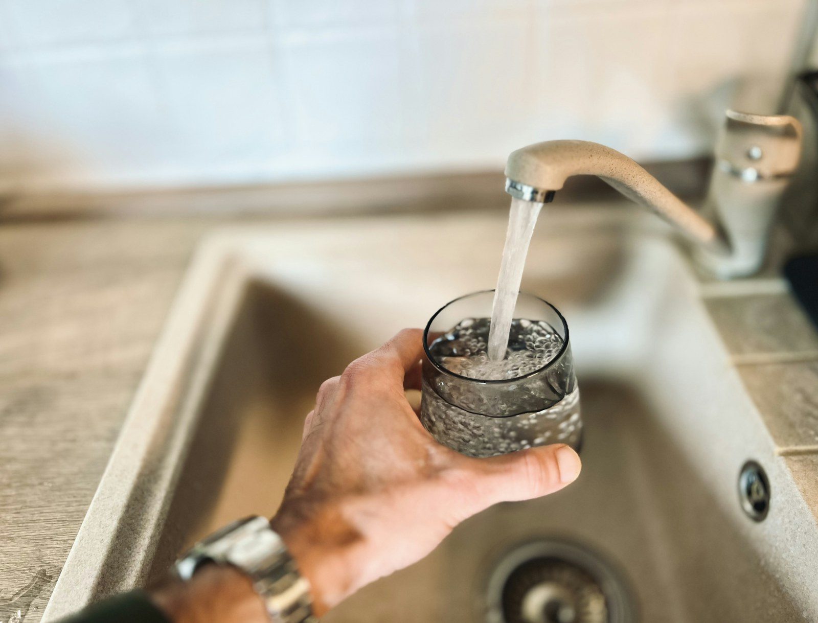 Illustration : Économiser l'eau à la maison avec un aérateur de robinet