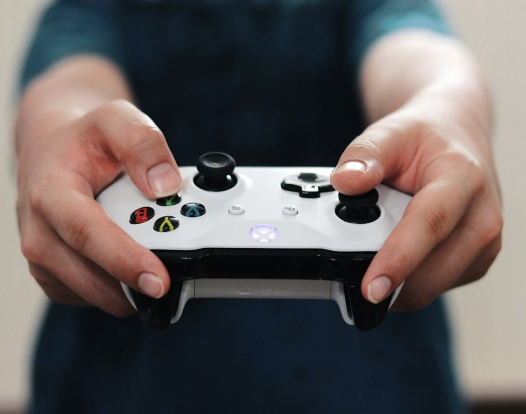 Jeux vidéo en famille : le budget que le dématérialisé peut alléger
