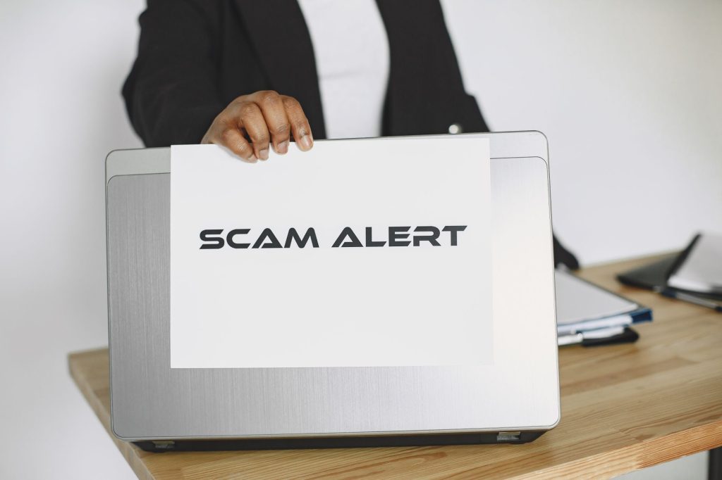 Comment éviter de se faire piéger par une arnaque au faux conseiller bancaire ?