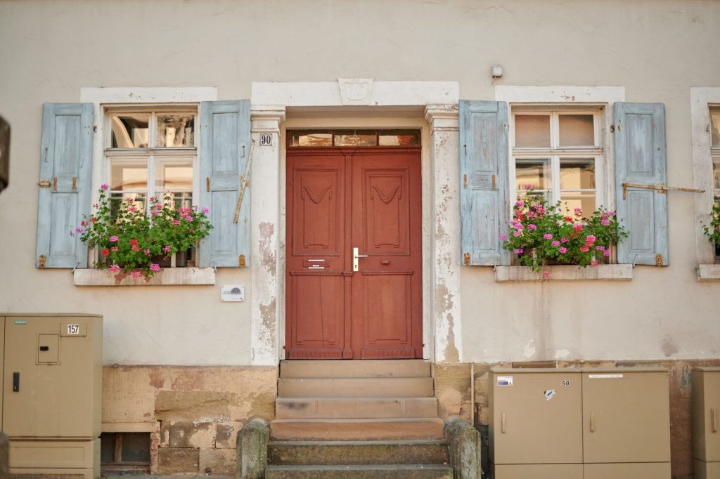Isoler la porte d’entrée d’une petite maison