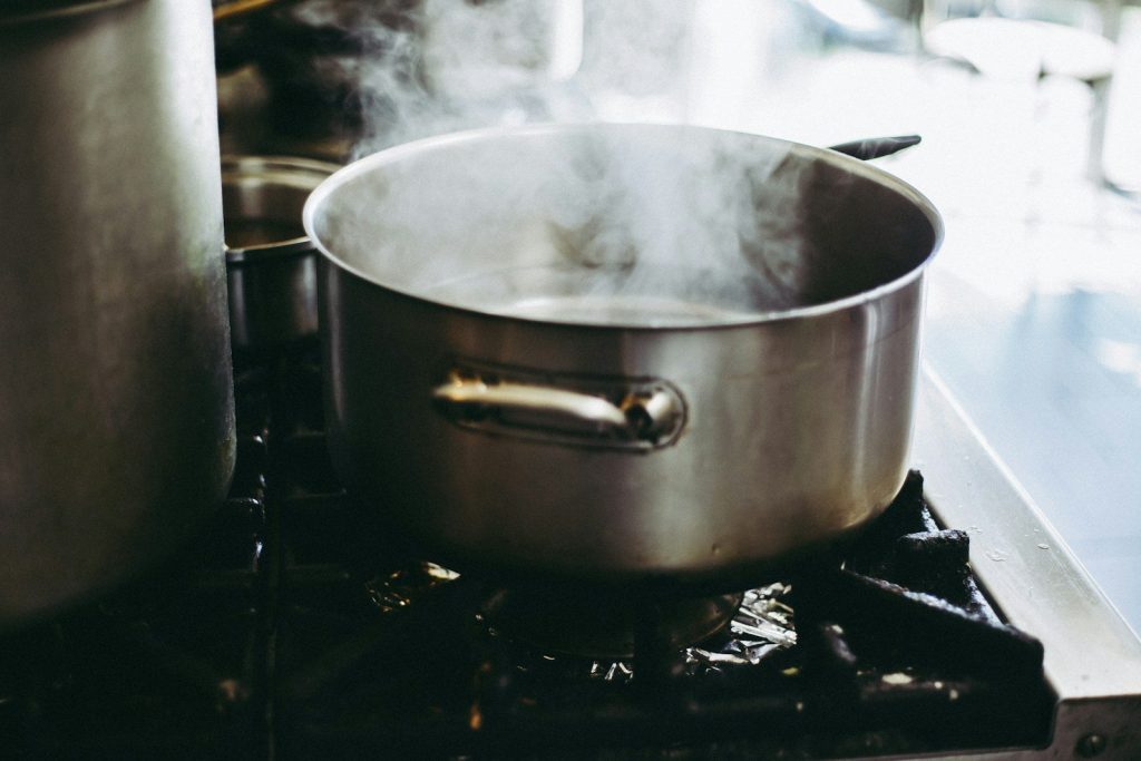 Induction vs gaz : lequel coûte le moins pour cuisiner