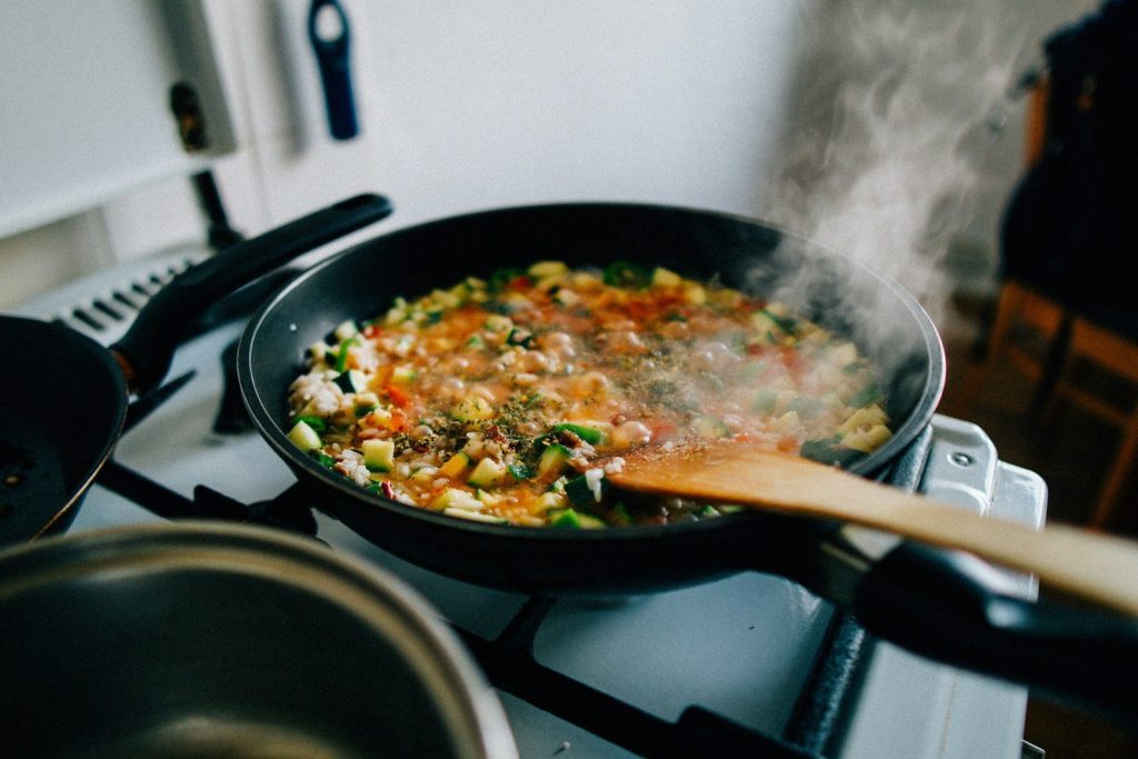 Induction ou gaz : quel plan de cuisson choisir ?