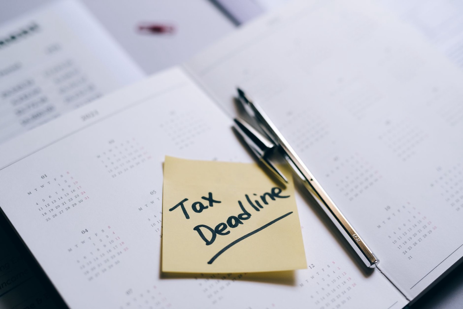 Rappel de paiement d'assurance sur un calendrier posé près de clés de voiture