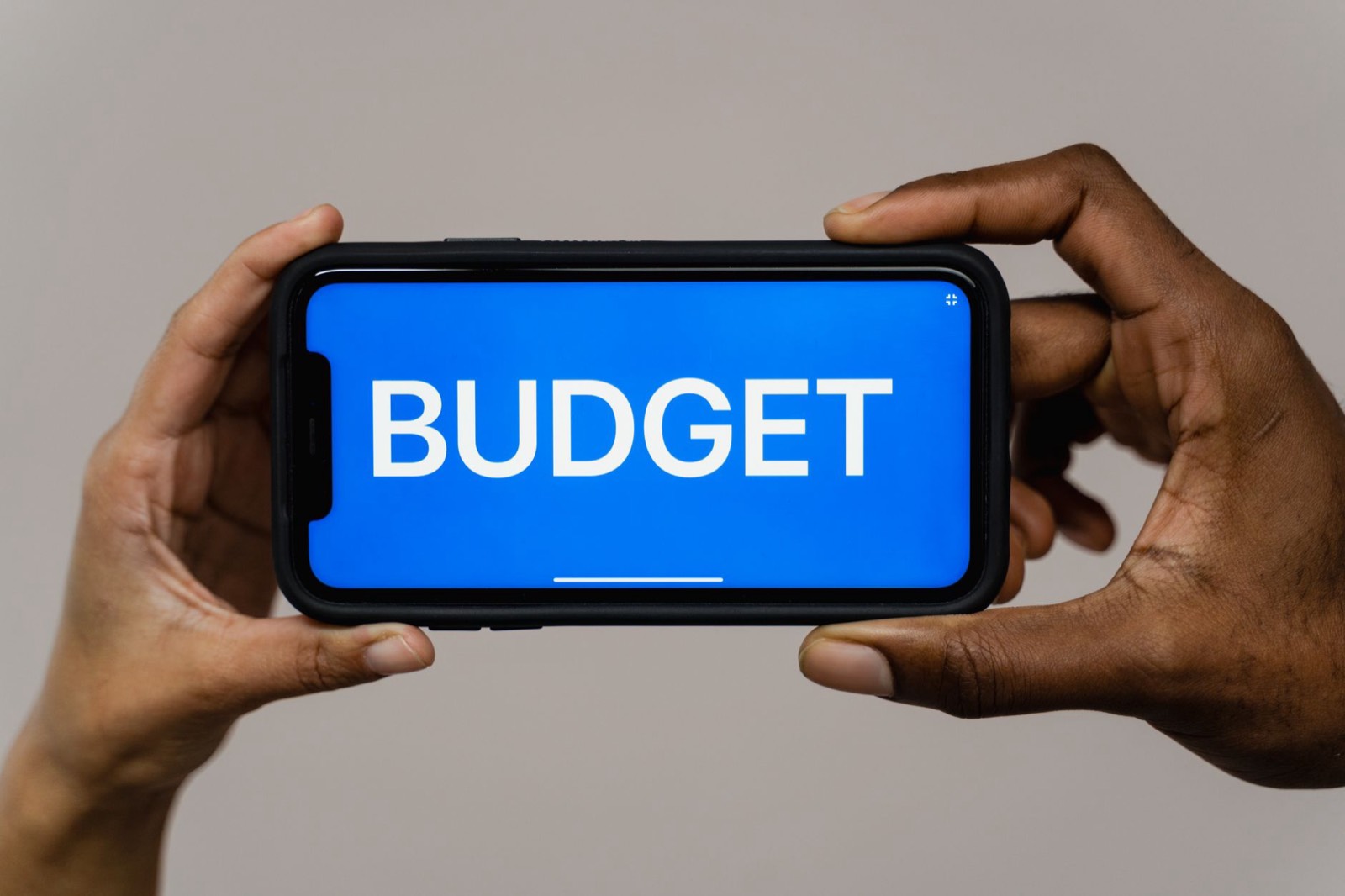 Smartphone affichant une application de gestion de budget familial