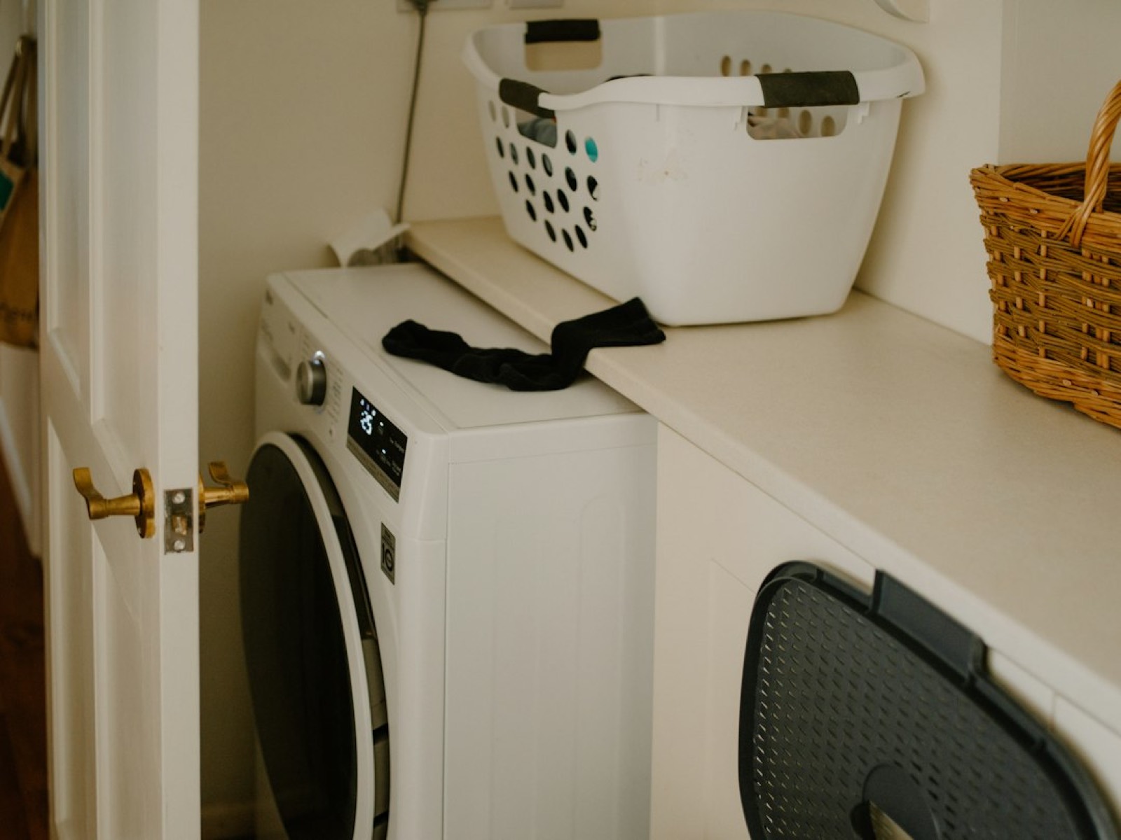 Panier de linge posé devant un lave-linge, avant un cycle à 40 degrés