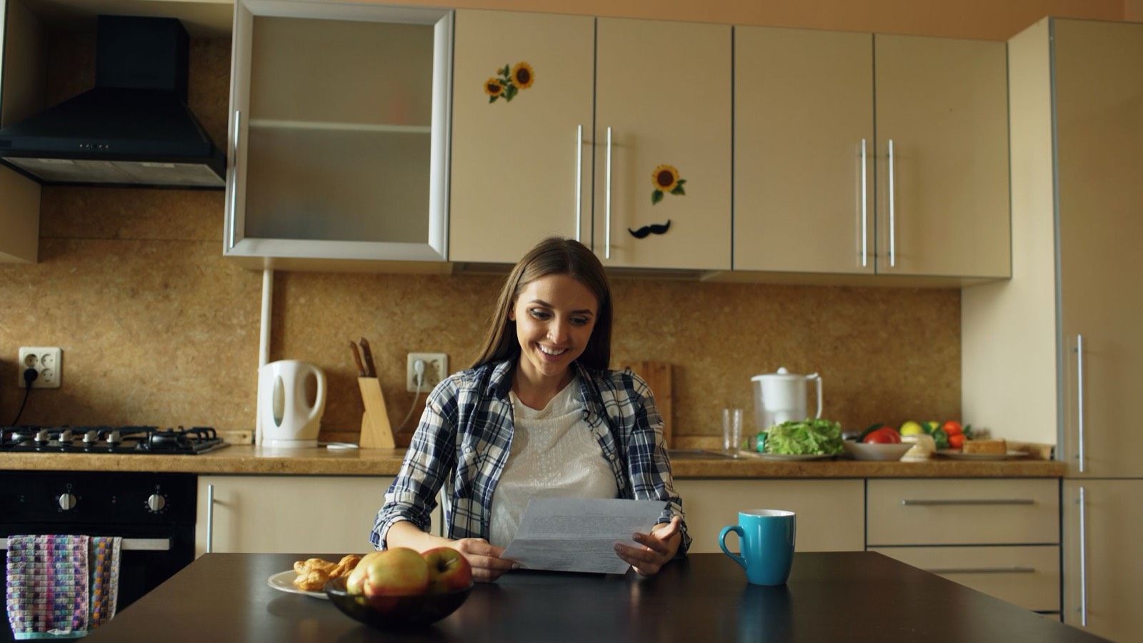 Femme lisant une lettre administrative à sa table de cuisine