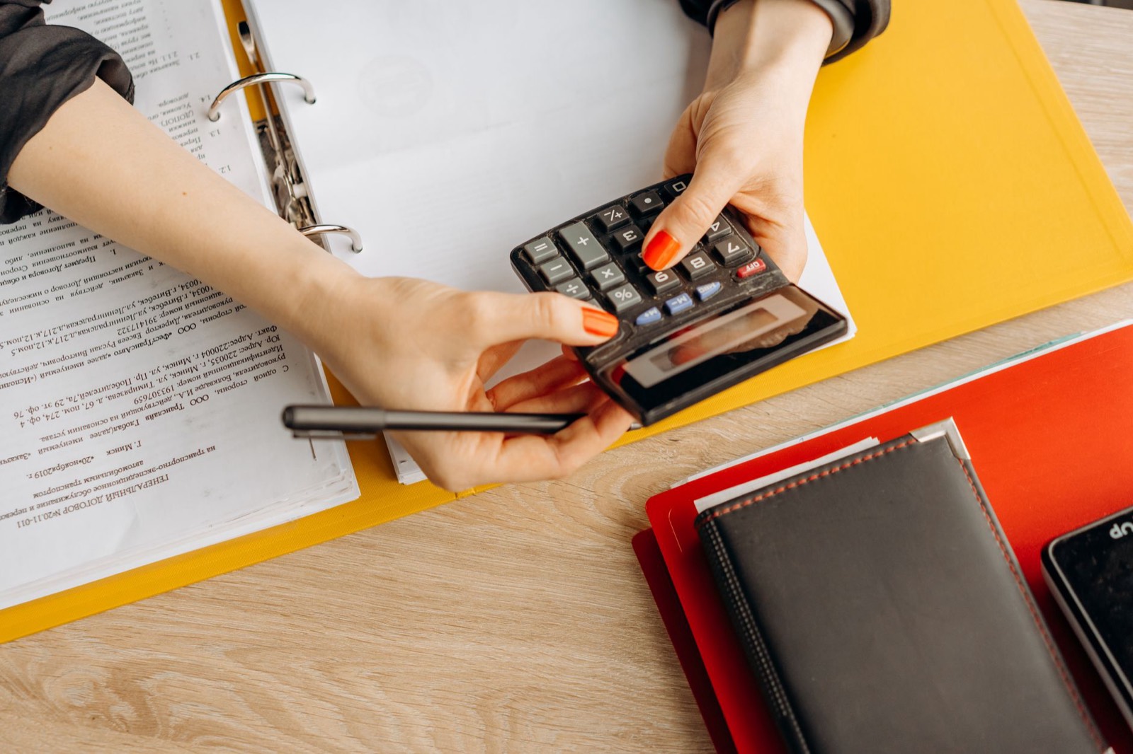 Dossier d'assurance vie et calculatrice sur un bureau