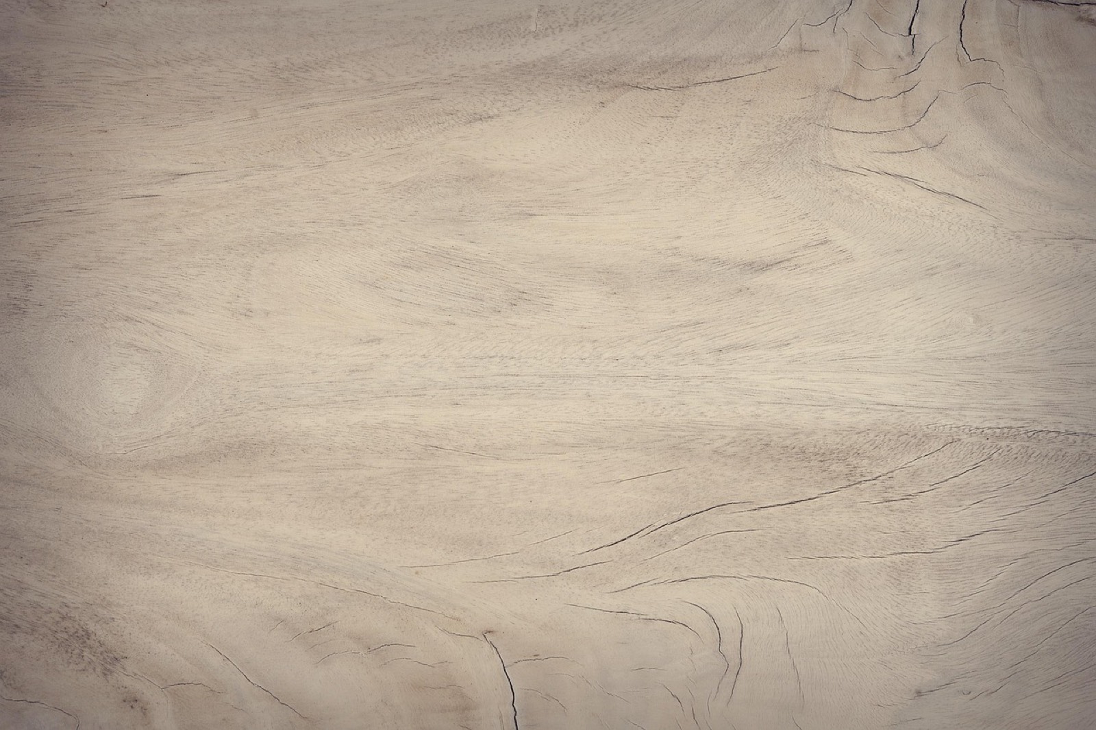 Panneaux de mur en bois empilés avant la pose sur un chantier d'ossature bois