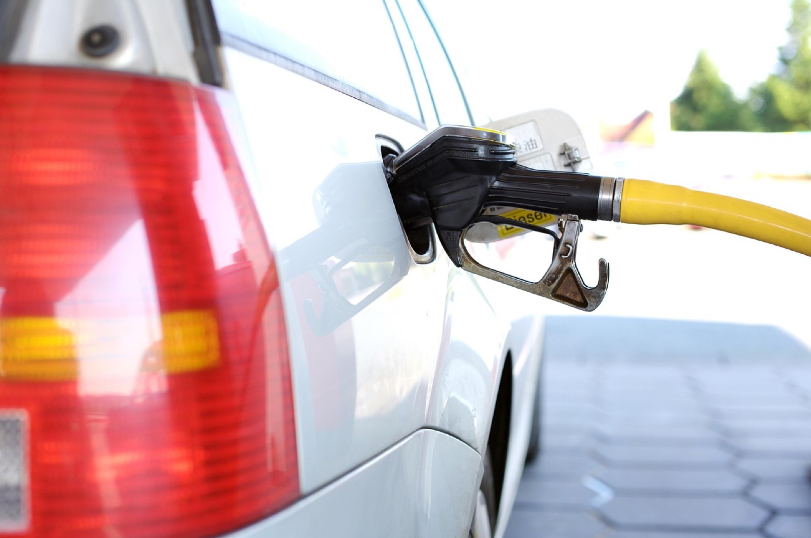 Reçu de carburant posé sur le tableau de bord d'une voiture