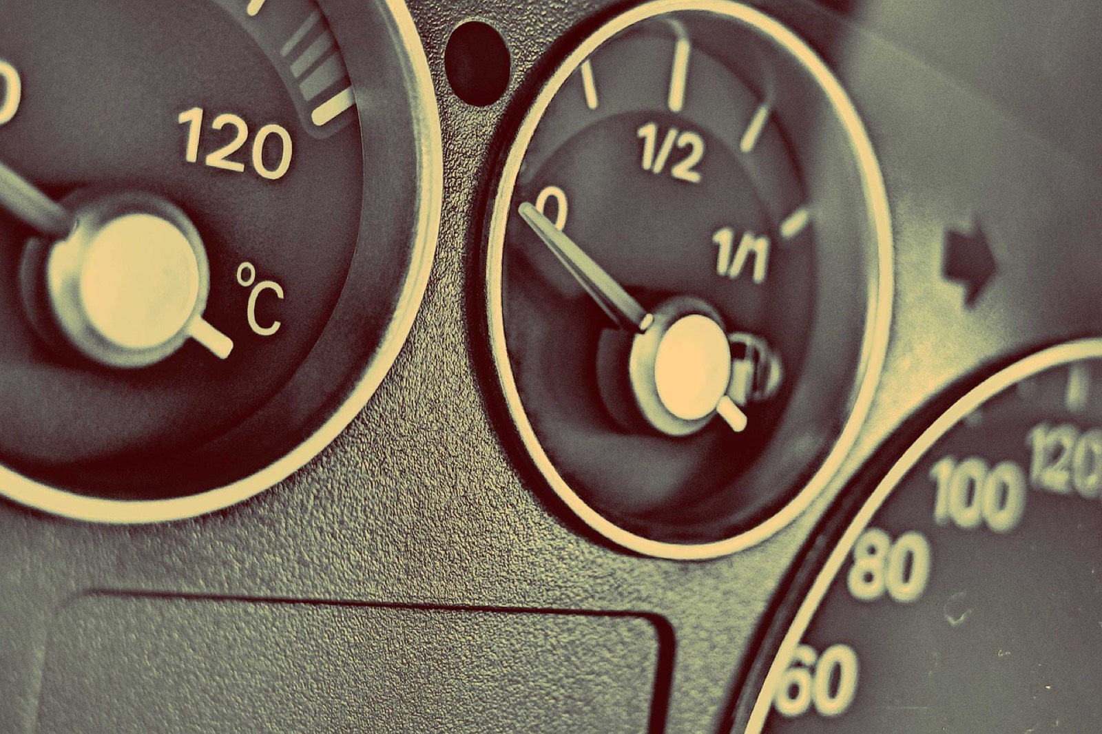 Jauge de carburant et ticket de caisse sur un tableau de bord de voiture