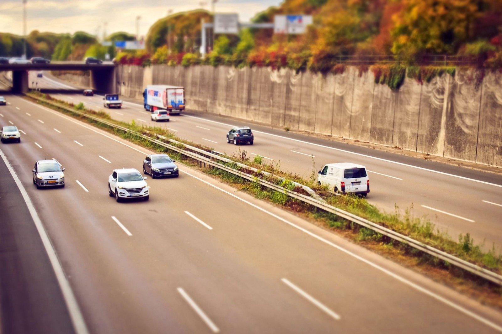 Voiture familiale roulant sur une route pour un trajet régulier