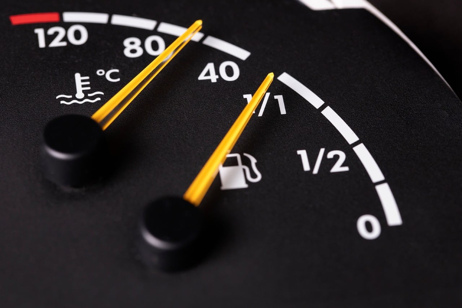 jauge de carburant sur le tableau de bord d'une voiture