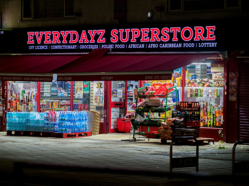 Une épicerie nocturne en Ariège : la réponse inattendue à un besoin local