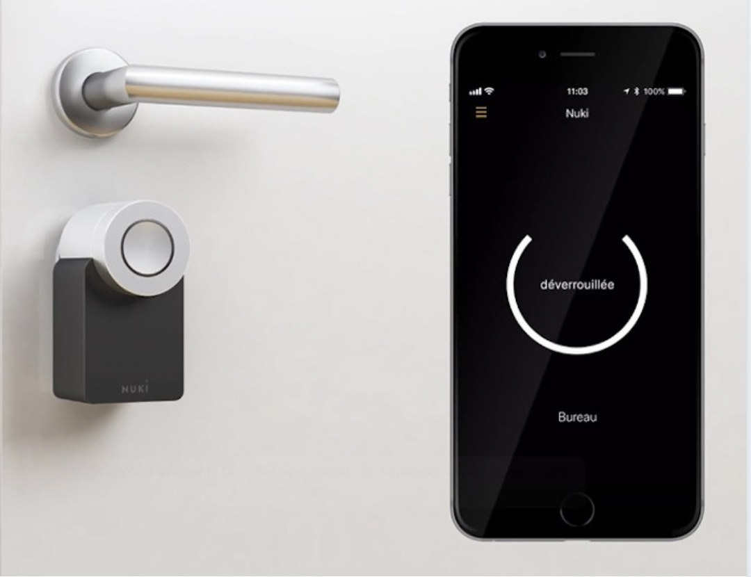 Serrure connectée Nuki sur une porte pilotée par une application smartphone