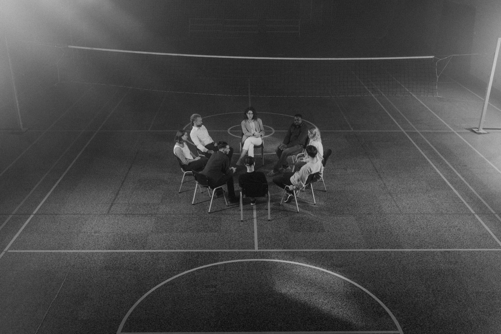 Groupe de chaises en cercle dans une salle de soutien