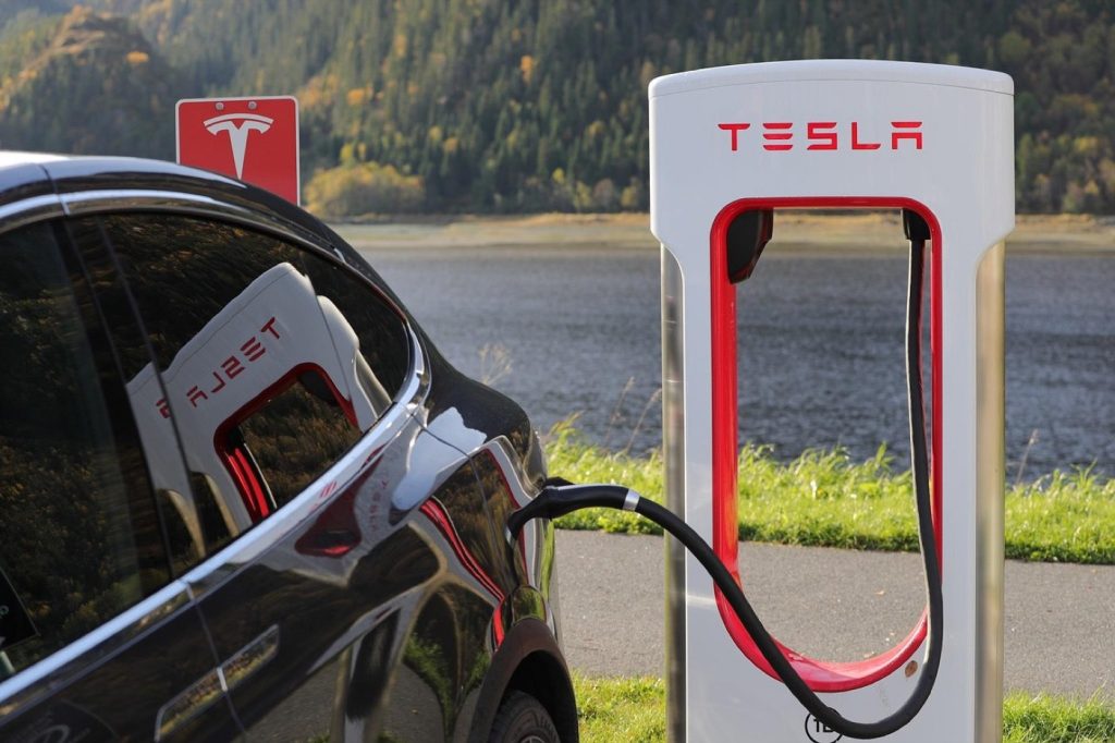 Prise, wallbox ou borne rapide : combien d&rsquo;heures pour recharger ?