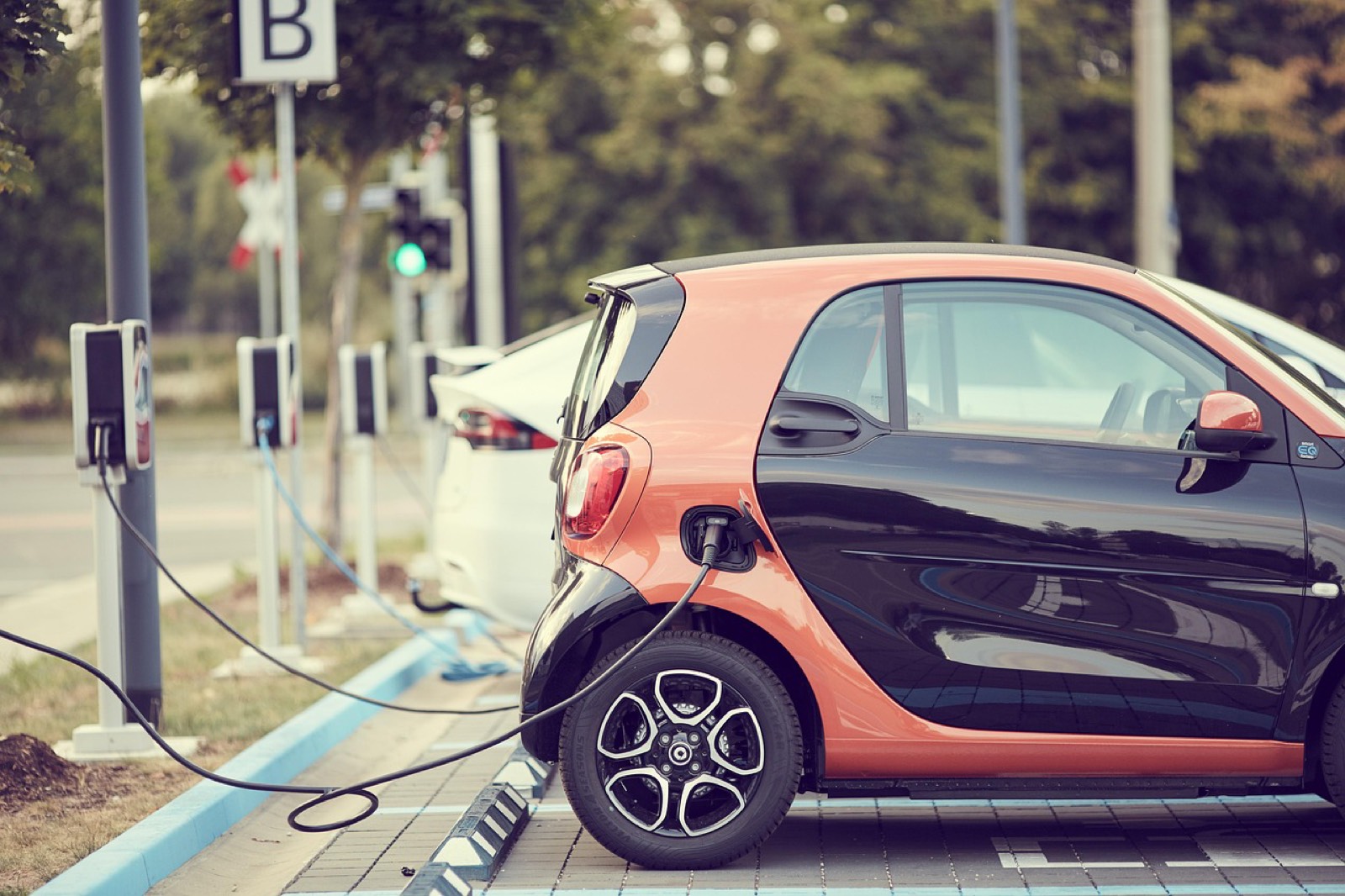 Station de recharge rapide en bord d'autoroute, éclairée de nuit