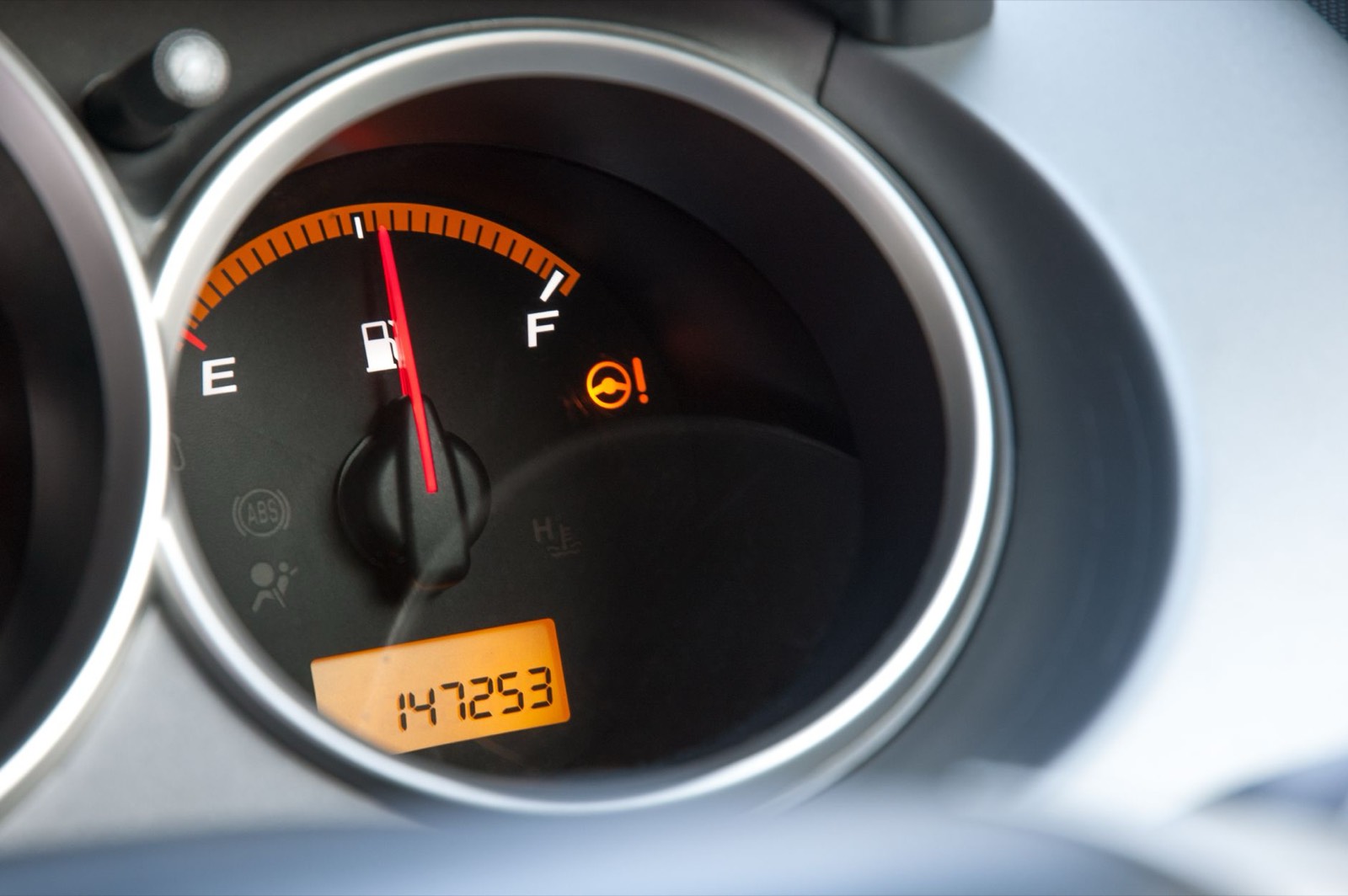 Jauge de carburant sur le tableau de bord d'une voiture familiale