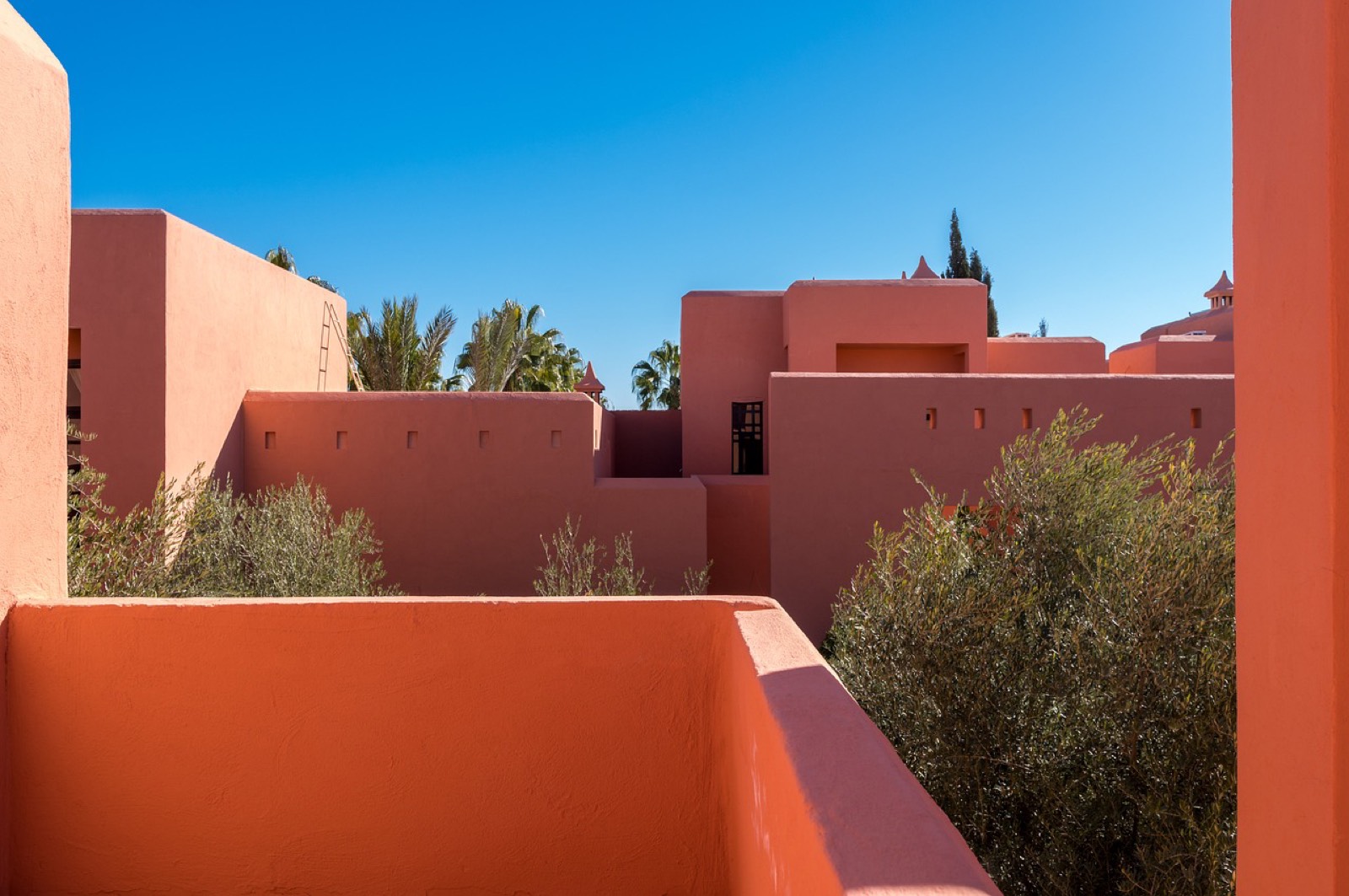 Cour intérieure d'un riad marocain avec une lanterne en laiton suspendue