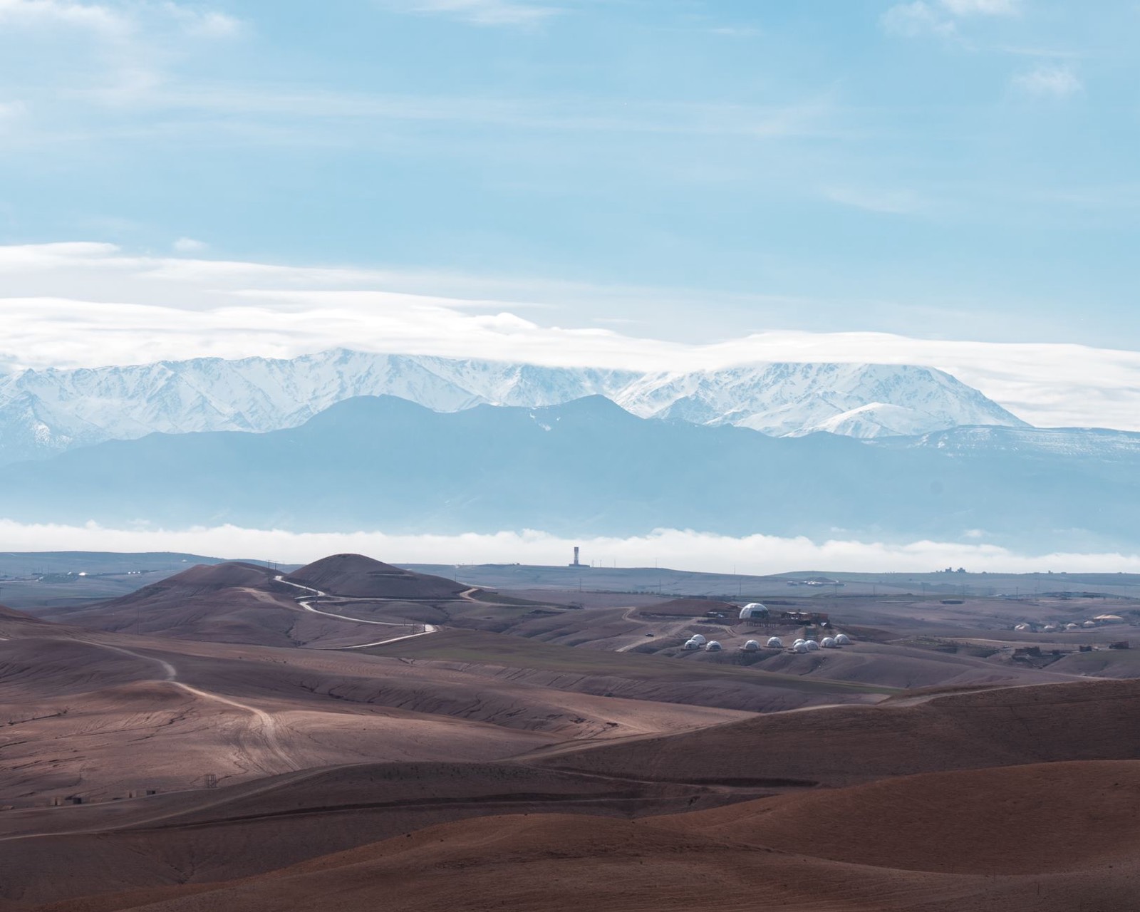 Contraste entre les montagnes de l'Atlas enneigées et le désert marocain en hiver