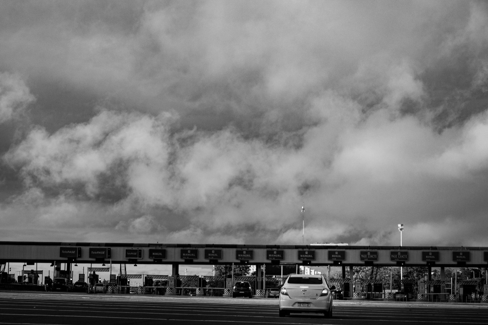 Voiture passant un péage sur autoroute en direction de l'aéroport
